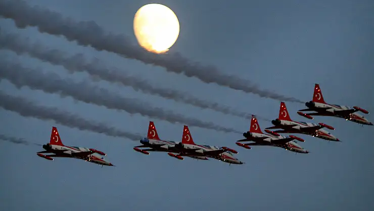 5. İslami Dayanışma Oyunları açılış töreni öncesi Türk Yıldızları gösteri uçuşu yaptı