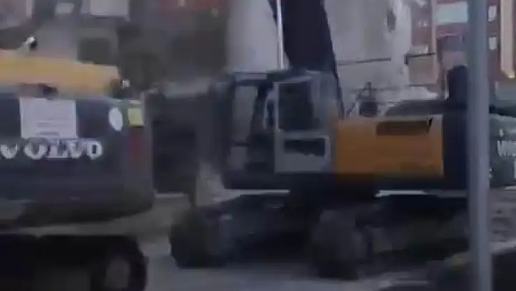 5 katlı bina tek hamlede yıkıldı, operatör son anda kurtuldu