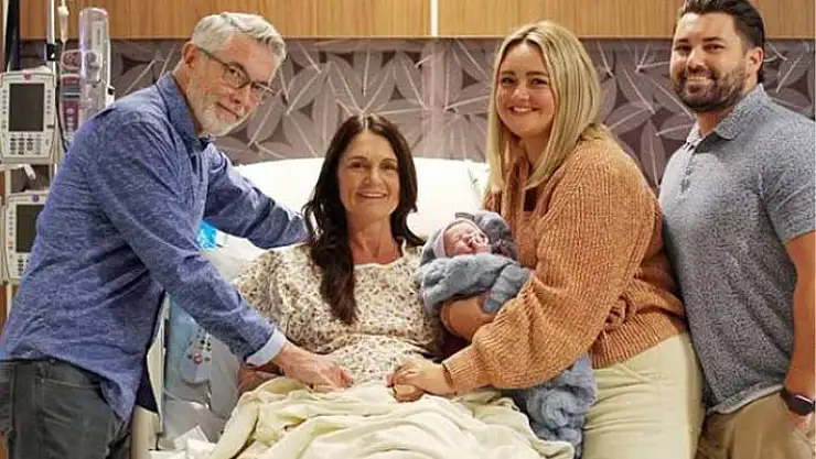 56 yaşındaki kadın torununu doğurdu