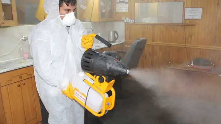 Konya Akşehir'de berber ve kuaförler dezenfekte ediliyor