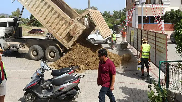 Antalya Gazipaşa'da özel mülküm diyen müteahhit İtfaiye Kavşağı'nı bariyerlerle kapattı