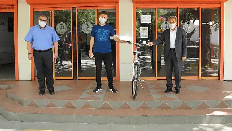 Akşehir Belediyesi yarışmayı kazananlara bisikletlerini teslim etti