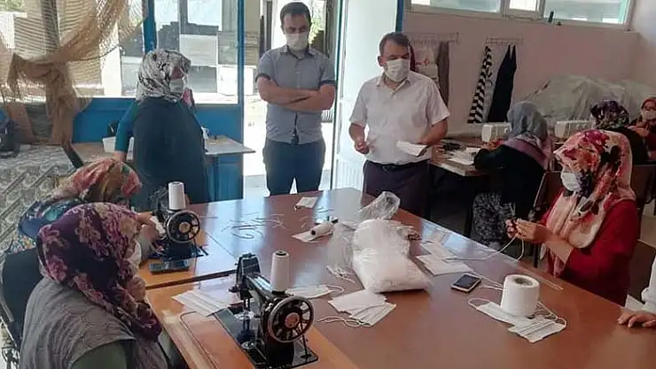 Konya Derebucak'ta gönüllü maske üretimi