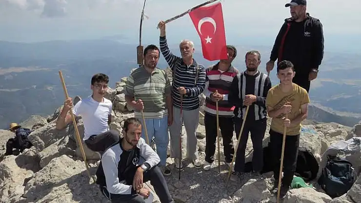Görmeyenleri Koruma Derneği Konya Şubesi'nden Dedegöl Dağı zirvesine Türk bayrağı