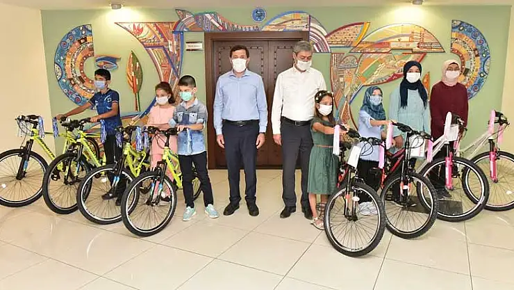 Karatay Akıl Zekâ Oyunları Turnuvası'nın ödülleri dağıtıldı