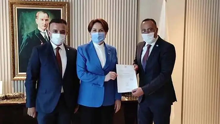 Mehmet Uğur mazbatasını Meral Akşener'in elinden aldı