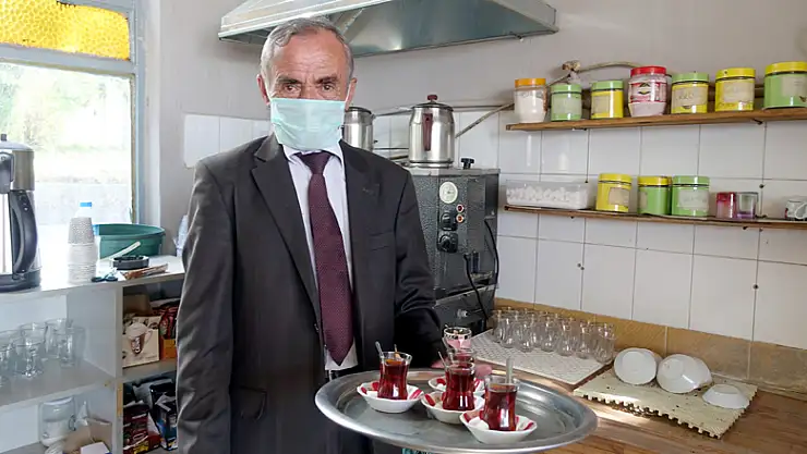 Konyalı terzi takım elbise ile çay dağıtıyor