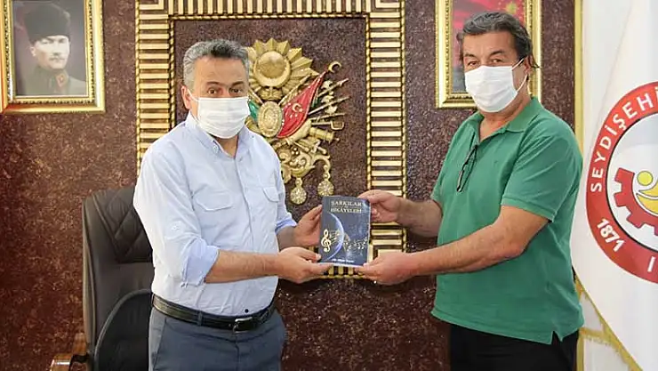 Nur Dünya Kaplan Şarkılar ve Hikayeleri' kitabını Başkan Tutal'a hediye etti