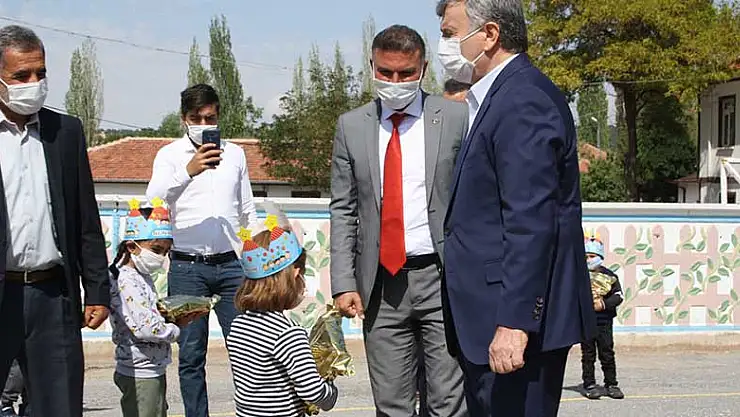 Konya Derbent Belediyesi'nden öğrencilere kırtasiye ve dezenfektan 