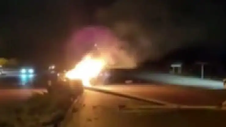 Konya'da aydınlatma direğine çarpan otomobil alev alev yandı