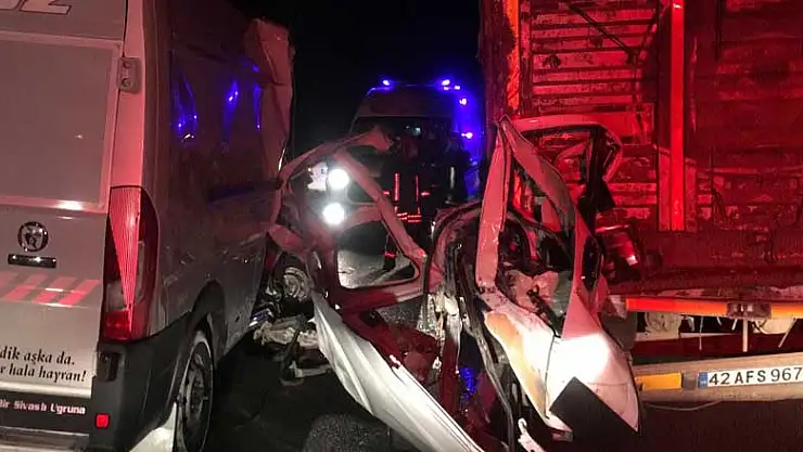 Konya-Ankara yolunda kaza! TIR'a arkadan çarpan minibüs hurda yığınına döndü: 1 ölü, 1 ağır yaralı