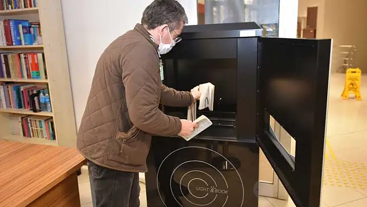 Konya'daki kütüphanelerde korona çözümü! Her kitap ultraviyole ışından geçiyor