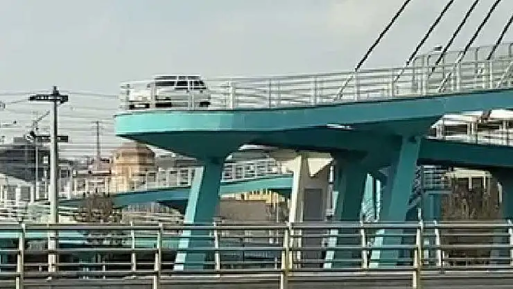 Otomobiliyle yaya köprüsünden geçmeye çalışmıştı! Konya polisi o sürücüyü yakaladı