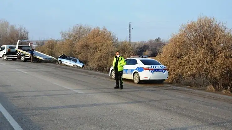 Konya Ereğli Şeker Fabrikası kavşağında direksiyon hakimiyetini kaybeden araç çalılığa uçtu