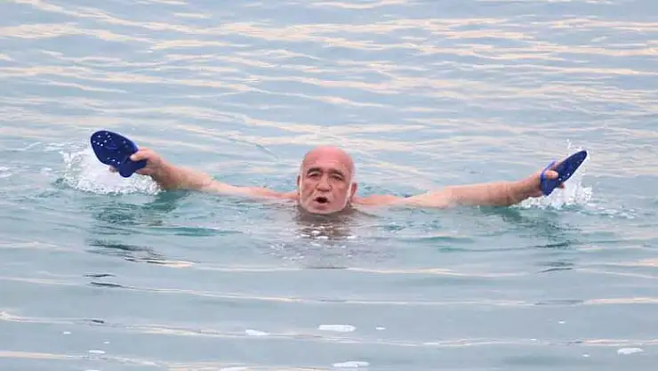 Antalya'da buz gibi havaya ve karlı dağlara karşı deniz keyfi