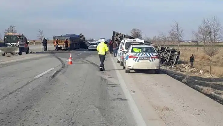 Konya'da kamyona arkadan çarpan tır devrildi