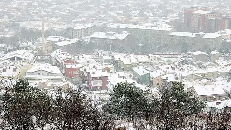 Kar yüklü bulutlar giderayak Konya merkezi de sevindirdi
