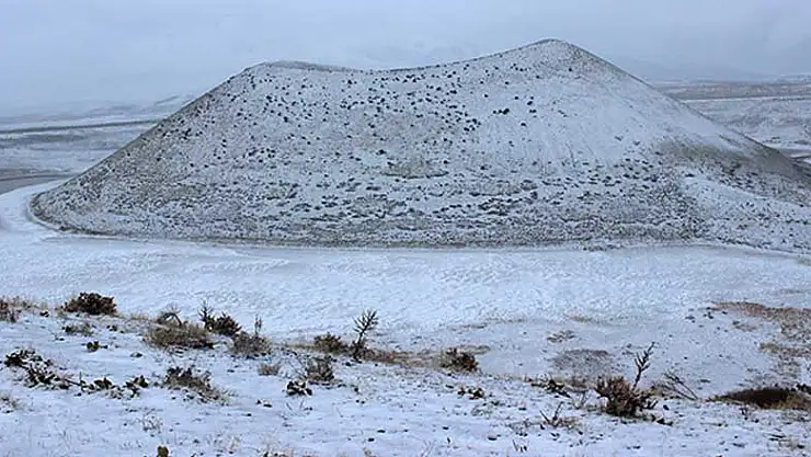 Konya'da etkili olan kar yağışıyla Meke Gölü beyaza büründü