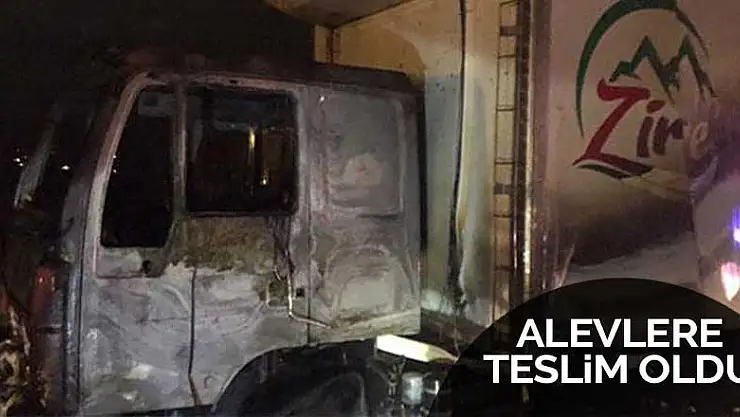 Konya'da alevlere teslim olan kamyonu itfaiye söndürdü