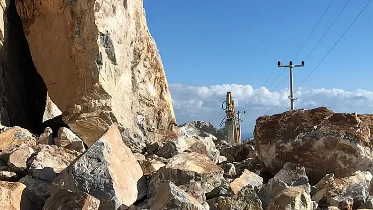 Antalya'da şok! Yüzlerce tonluk kayalar yola devrildi! Sokak kısıtlaması can kaybını önledi