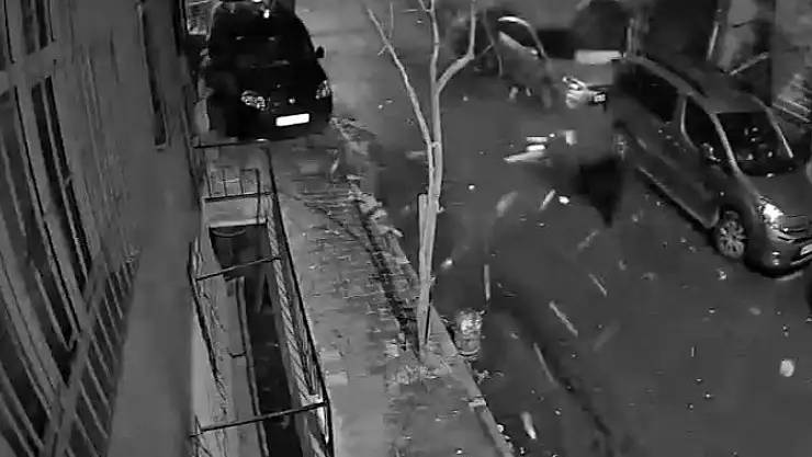 İstanbul'daki fırtınada yolda yürüyen vatandaşın üstüne çatı düştü