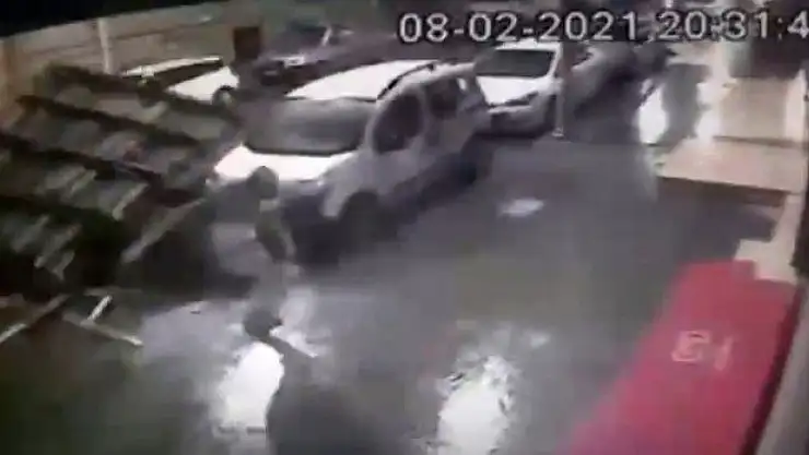 İstanbul'da dehşet anlarının görüntüleri! Ölümden kılpayı kaçış