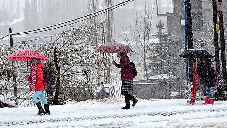 Yüz yüze eğitime kar engeli! Hangi şehirlerde okullar tatil edildi?