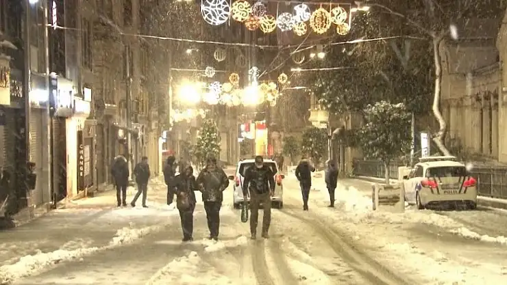 Kar yağdı sokak kısıtlaması unutuldu