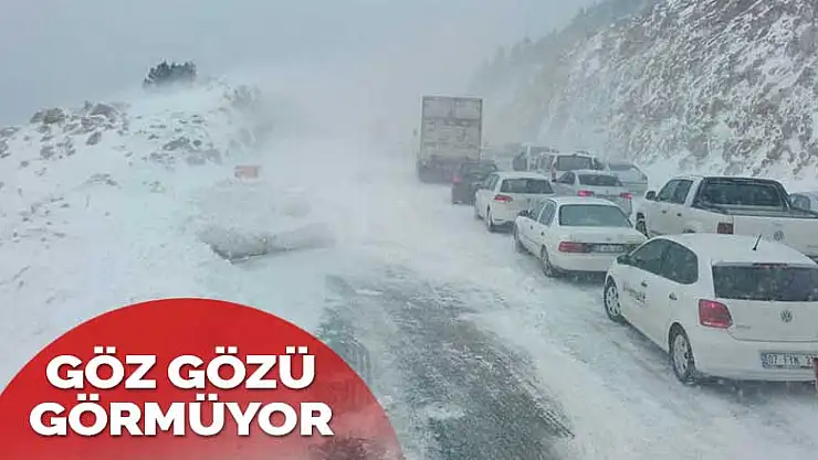 Konya-Antalya karayolunda göz gözü görmüyor! Kar kalınlığı 40 santime ulaştı