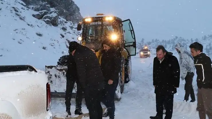 Hayvanları beslemek için Giden Gelmez Dağları'na giden 5 kişilik ekip mahsur kaldı