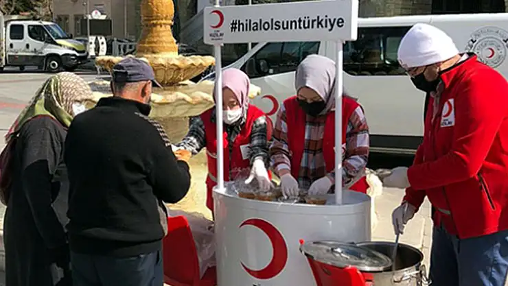 Türk Kızılay Selçuklu'dan vatandaşlara hoşaf-ekmek ikramı