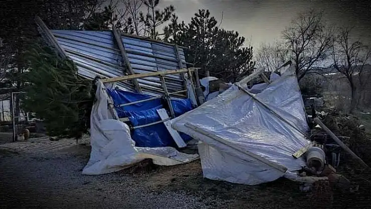 Konya'da şiddetli rüzgar evlerin çatısını uçurdu, seralar zarar gördü
