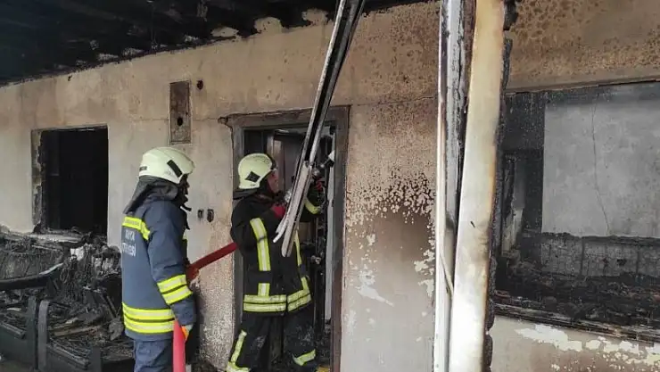 Konya'da nasıl çıktığı bilinmeyen yangın müstakil evi kullanılamaz hale getirdi