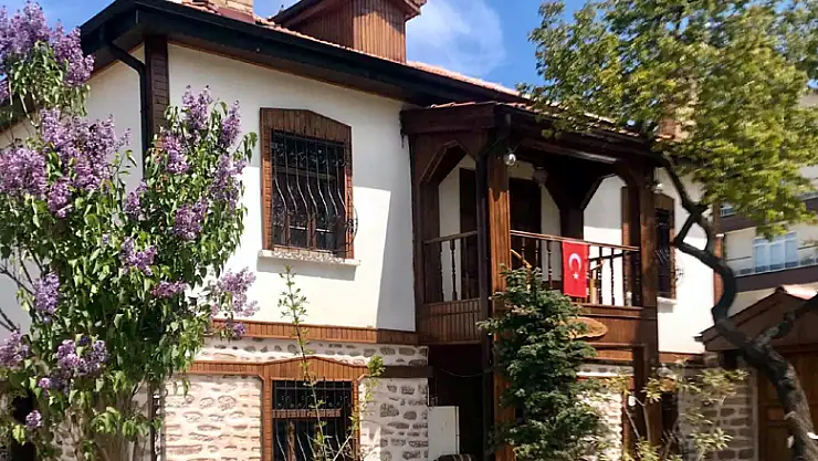 Erguvanlar tarihi mekanlara ayrı bir güzellik katıyor