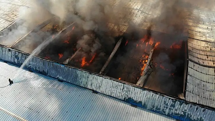 Denizli'de milyonluk yangın! Koca fabrika küle döndü