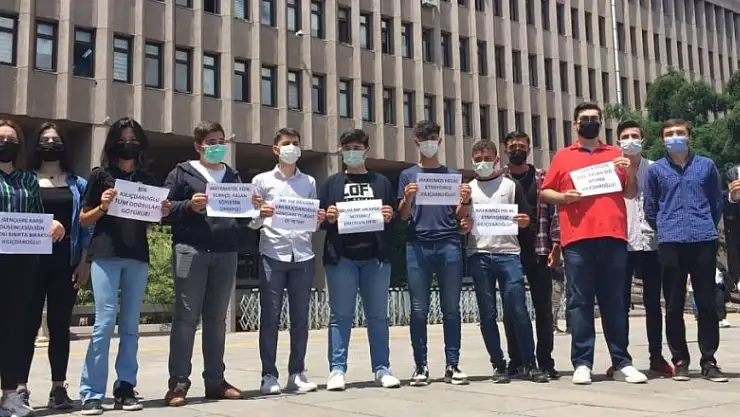 Ankara Adliyesi'nde toplanan liseliler Kılıçdaroğlu'na 1 liralık tazminat davası açtı