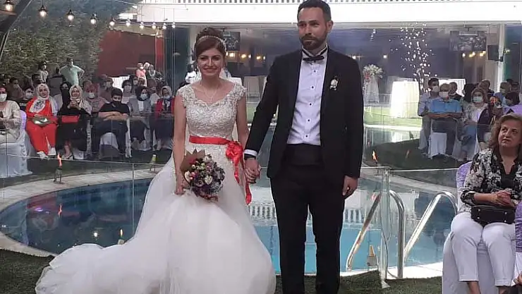 Akdoğan ve Eliaçık ailelerinin mutlu günü! Berrak ve Murat dünya evine girdi