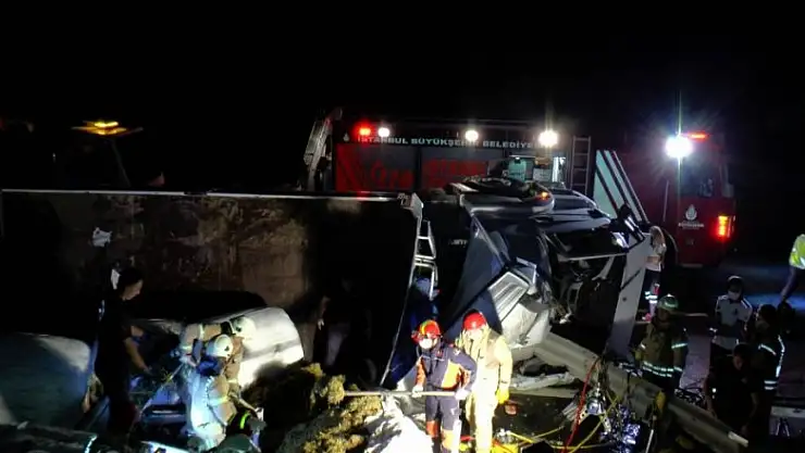 Otoyolda feci kaza! Devrilen TIR'ın altında kalan Hakkı Barutçu ve İlhami Bayrak can verdi