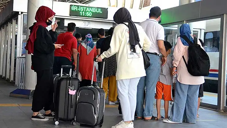 Konya YHT'de bayram yoğunluğu başladı