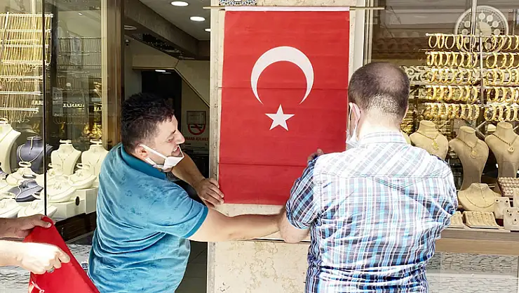 Konyalı esnaflara Türk bayrağı dağıtıldı