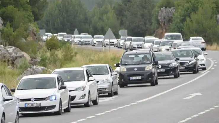 Antalya'dan dönen tatilciler Konya yolunda uzun kuyruklar oluşturdu