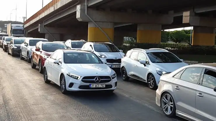 Tatilcilerin dönüş yolculuğunda Afyon'da uzun araç kuyrukları oluştu