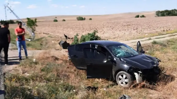 Otomobil elektrik direğine çarptı: 2 yaralı