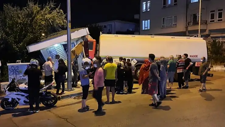 Ankara'da freni boşalan akaryakıt kamyonu ekmek büfesine daldı