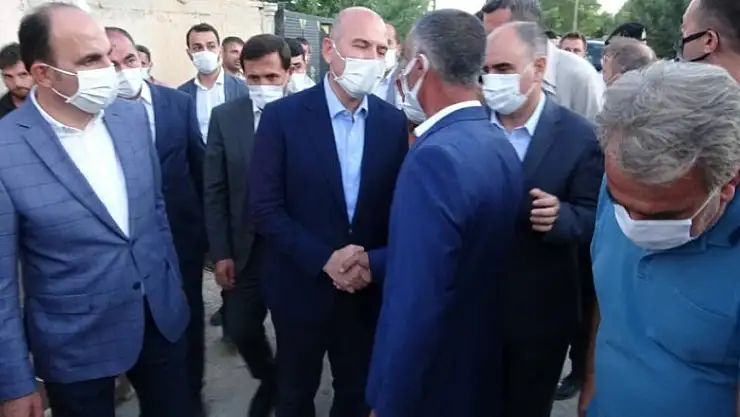 İçişleri Bakanı Soylu'dan katledilen ailenin yakınlarına taziye ziyareti