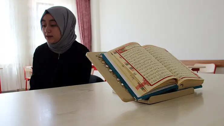 Konya'da yaşayan 15 yaşındaki İrem 3 ayda hafız oldu