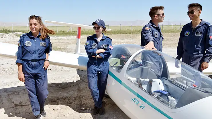 KTO Karatay Üniversitesi pilotaj bölümünün kız öğrencileri göreve hazırlanıyor