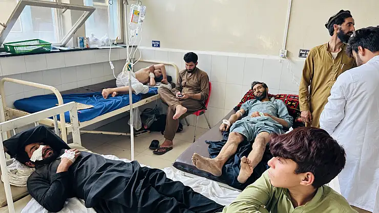 6 büyüklüğünde deprem meydana geldi: 800'den fazla kişi hayatını kaybetti