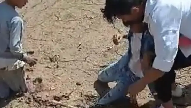 Çamura saplanan 2 çocuğu böyle kurtardı