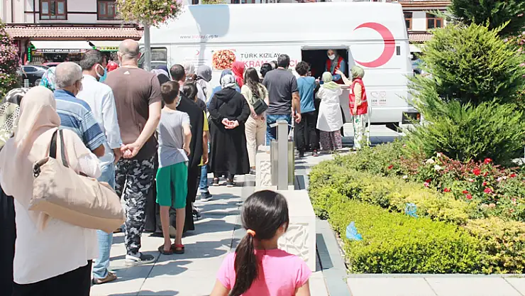 Türk Kızılay Konya Şubesi vatandaşlara aşure dağıttı